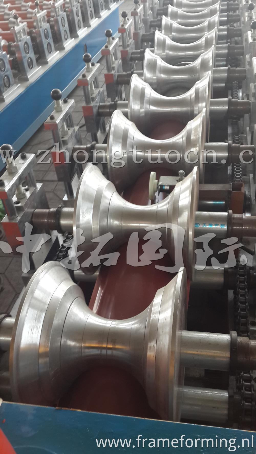 Ridge roll forming machine (18)